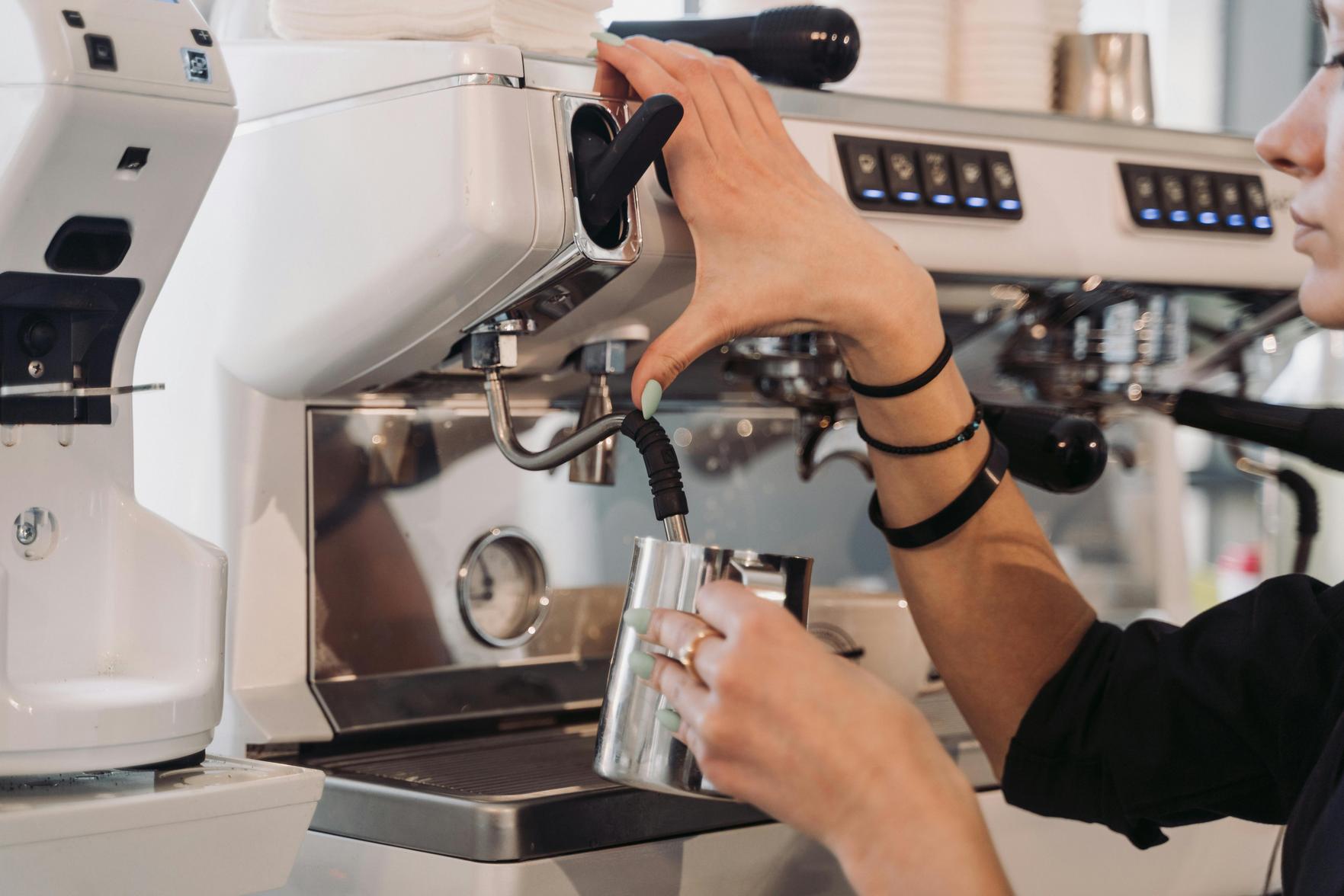 Melhores cafeteiras para restaurante: como escolher a ideal para o seu negócio