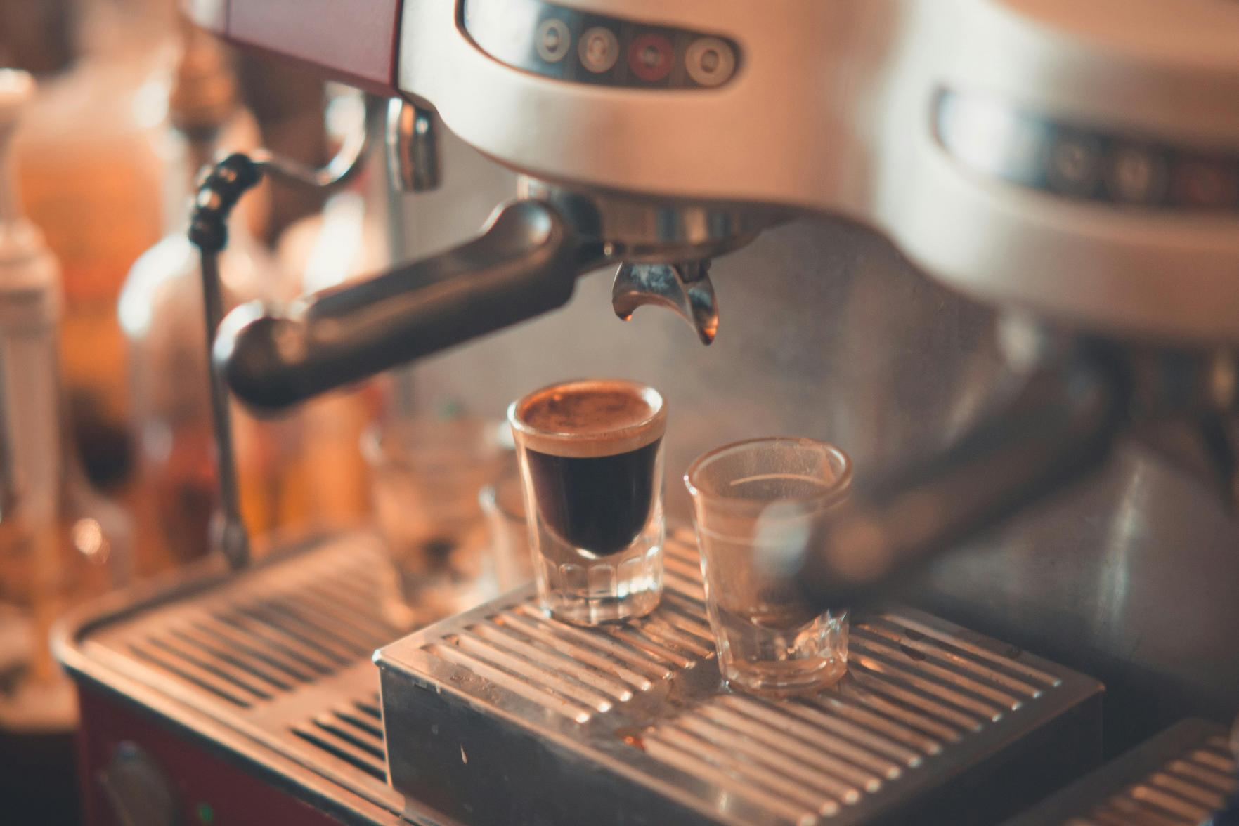 A melhor cafeteira para restaurante: como escolher a ideal para preparar café perfeito