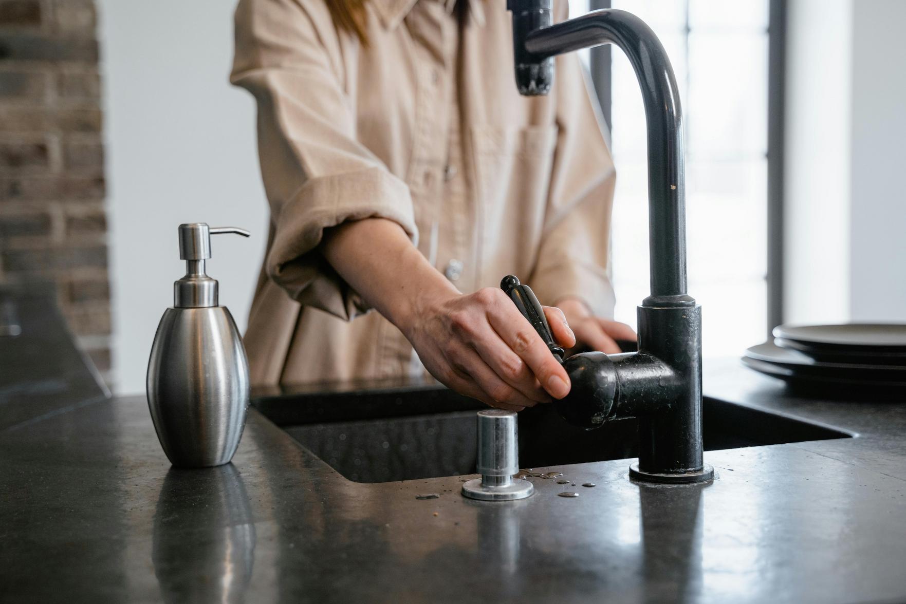Como Evitar Vazamentos na Cozinha: Dicas Essenciais para Restaurantes e Proprietários de Imóveis na Zona Leste